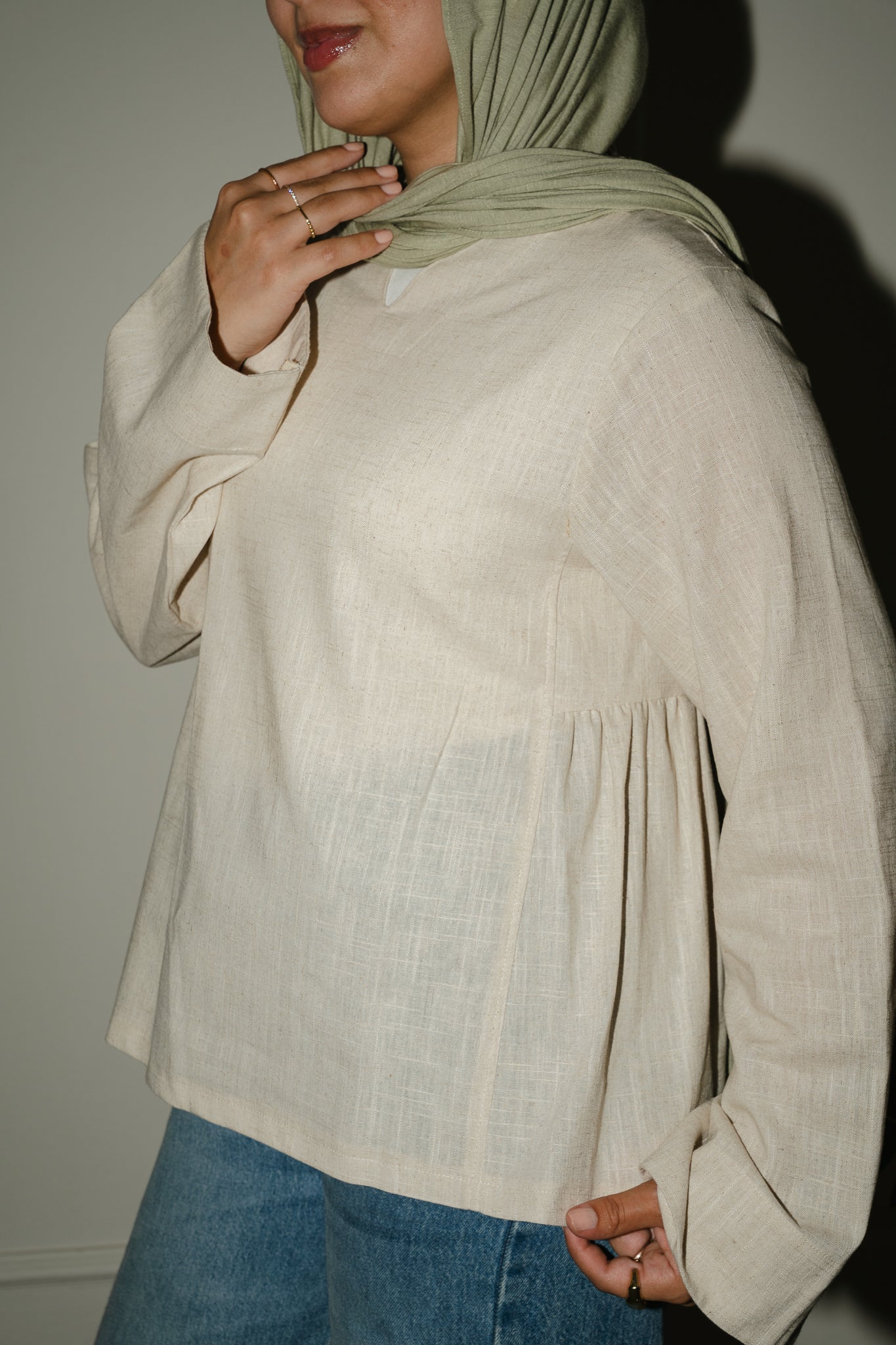 Side ruffle linen basic blouse