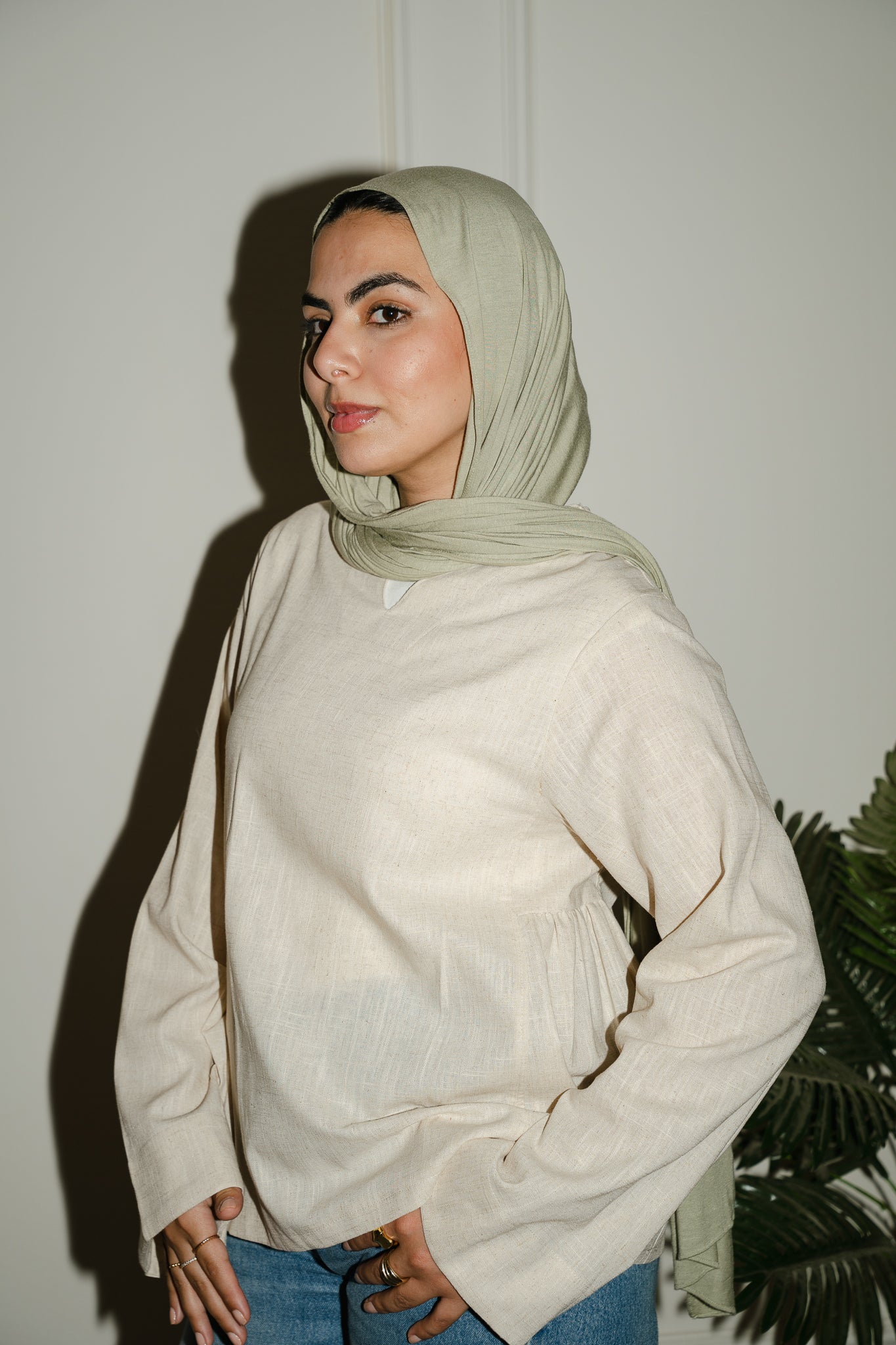 Side ruffle linen basic top
