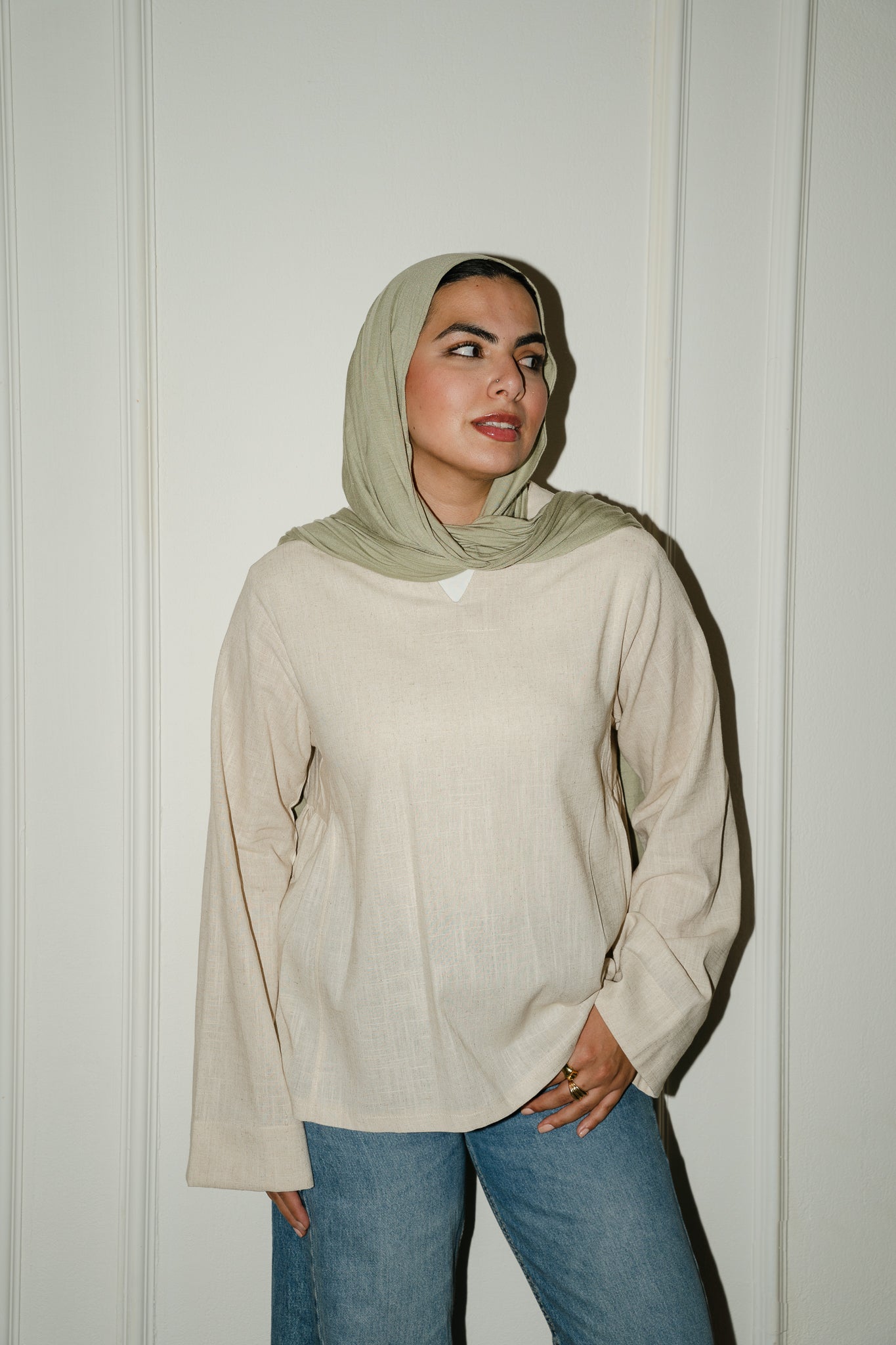 Side ruffle linen basic blouse