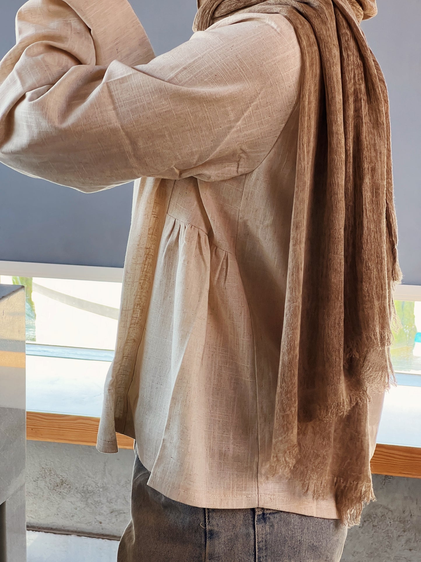 Side ruffle linen basic blouse